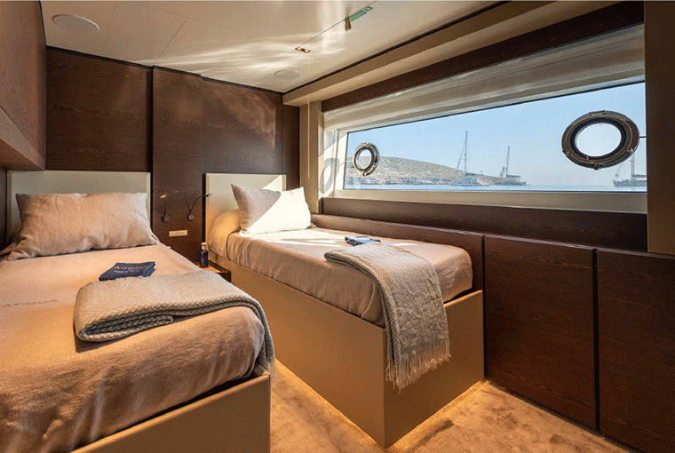 Custom Line Navetta 33